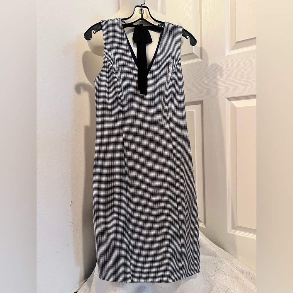 Banana Republic Gray and White Multicolor Plaid Sleeveless V-Neck Sheath Dress